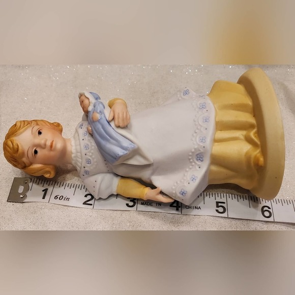 Vintage 1981 Avon A mothers love Porcelain Figurine - Picture 5 of 6